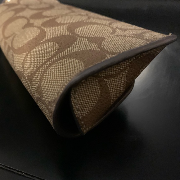 Sunglass case in signature COACH - Picture 6 of 7